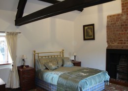 jacobean-cottage-bedroom2 self catering breaks North England