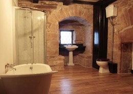 tower-master-bedroom-ensuite luxury self catering accommodation in the Borders